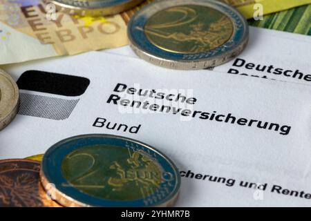 Primo piano della carta intestata DEUTSCHE RENTENVERSICHERUNG BUND con monete e banconote in euro (simbolo pensione immagine) Foto Stock