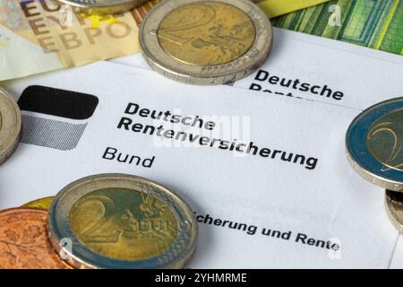 Primo piano della carta intestata DEUTSCHE RENTENVERSICHERUNG BUND con monete e banconote in euro (simbolo pensione immagine) Foto Stock