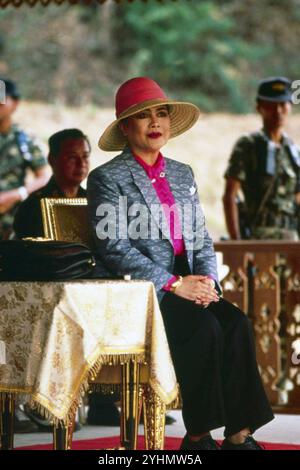 17 marzo 1992 Archivio storico Olycom/Lapresse Regina Sirikit (Bangkok, 12 agosto 1932), è la regina madre della Thailandia, madre del sovrano in carica Vajiralongkorn. È stata la regina consorte del defunto re Bhumibol Adulyadej, nono re della dinastia Chakri. Conobbe il marito in Europa, dove il padre di lei era ambasciatore di Thailandia. Si sposarono a Bangkok nel 1950, poco prima dell'incoronazione di Bhumibol, e hanno avuto tre figlie e un figlio. Nel 1956 fu nominata regina reggente. Nella foto: Regina Sirikit di Thailandia nella foto: Regina Sirikit della Thailandia Foto Stock