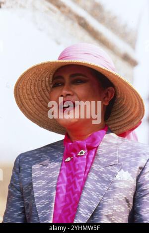 17 marzo 1992 Archivio storico Olycom/Lapresse Regina Sirikit (Bangkok, 12 agosto 1932), è la regina madre della Thailandia, madre del sovrano in carica Vajiralongkorn. È stata la regina consorte del defunto re Bhumibol Adulyadej, nono re della dinastia Chakri. Conobbe il marito in Europa, dove il padre di lei era ambasciatore di Thailandia. Si sposarono a Bangkok nel 1950, poco prima dell'incoronazione di Bhumibol, e hanno avuto tre figlie e un figlio. Nel 1956 fu nominata regina reggente. Nella foto: Regina Sirikit di Thailandia nella foto: Regina Sirikit della Thailandia Foto Stock