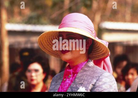 17 marzo 1992 Archivio storico Olycom/Lapresse Regina Sirikit (Bangkok, 12 agosto 1932), è la regina madre della Thailandia, madre del sovrano in carica Vajiralongkorn. È stata la regina consorte del defunto re Bhumibol Adulyadej, nono re della dinastia Chakri. Conobbe il marito in Europa, dove il padre di lei era ambasciatore di Thailandia. Si sposarono a Bangkok nel 1950, poco prima dell'incoronazione di Bhumibol, e hanno avuto tre figlie e un figlio. Nel 1956 fu nominata regina reggente. Nella foto: Regina Sirikit di Thailandia nella foto: Regina Sirikit della Thailandia Foto Stock