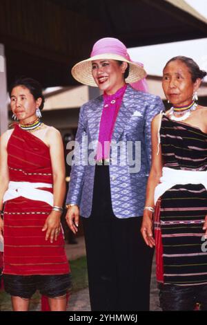 17 marzo 1992 Archivio storico Olycom/Lapresse Regina Sirikit (Bangkok, 12 agosto 1932), è la regina madre della Thailandia, madre del sovrano in carica Vajiralongkorn. È stata la regina consorte del defunto re Bhumibol Adulyadej, nono re della dinastia Chakri. Conobbe il marito in Europa, dove il padre di lei era ambasciatore di Thailandia. Si sposarono a Bangkok nel 1950, poco prima dell'incoronazione di Bhumibol, e hanno avuto tre figlie e un figlio. Nel 1956 fu nominata regina reggente. Nella foto: Regina Sirikit di Thailandia nella foto: Regina Sirikit della Thailandia Foto Stock