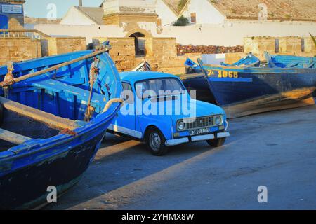 Barche blu e auto nel porto di Essaouira, Marocco Foto Stock