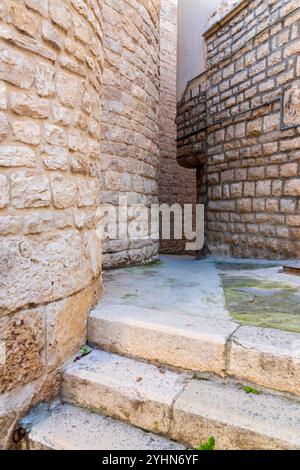 Vicolo stretto nel quartiere ebraico di Trani, Italia Foto Stock