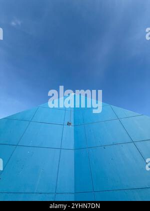 Parete del complesso della piscina di Sandcastle che forma una freccia rivolta verso l'alto verso un cielo blu vivace, Blackpool UK Foto Stock