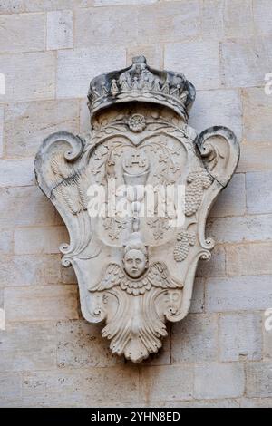 Stemma ornato in pietra del 1630 con simboli eucaristici sulla facciata esterna della cattedrale di Bari, Italia Foto Stock