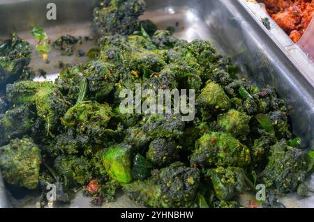Pollo di masala verde indiano piccante e saporito cotto e pronto per essere servito. Un piatto vibrante e aromatico. Foto Stock