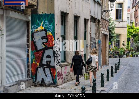 Donne amiche che camminano per le strade strette della città vecchia nel quartiere LGBTQ, la città vecchia di Bruxelles, Belgio, 17 giugno 2017 Foto Stock