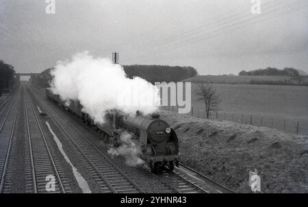 Late1950, storica locomotiva a vapore, no 30798 con carrozze su binario ferroviario, Inghilterra, Regno Unito. Costruita nel 1926 a Eastleigh e conosciuta come una delle "Eastleigh Arthurs", la locomotiva del 30798, la Sir Hectimere, era una delle locomotive LSWR N15 Class/SR classe 'King Arthur'. È stata in servizio per le Southern Railways (SR) fino a quando non è stata ritirata nel 1962. Foto Stock