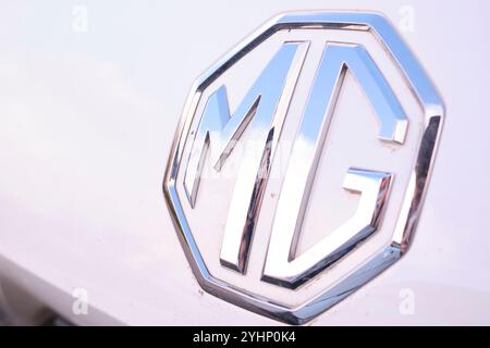 Logo della macchina MG su un'auto bianca, primo piano Foto Stock