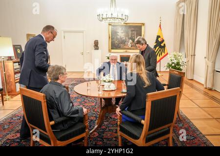 Berlino, Germania. 12 novembre 2024. Friedrich Merz (l-r, CDU), presidente federale della CDU e leader del gruppo parlamentare CDU/CSU, Britta Haßelmann, leader del gruppo parlamentare Alliance 90/The Greens, Katharina Dröge, leader del gruppo parlamentare Alliance 90/The Greens, e Rolf Mützenich, leader del gruppo parlamentare SPD, siedono insieme al presidente federale Frank-Walter Steinmeier al Palazzo Bellevue. La coalizione e la CDU/CSU hanno concordato una data per le nuove elezioni del Bundestag il 23 febbraio 2025. Crediti: Kay Nietfeld/dpa/Alamy Live News Foto Stock