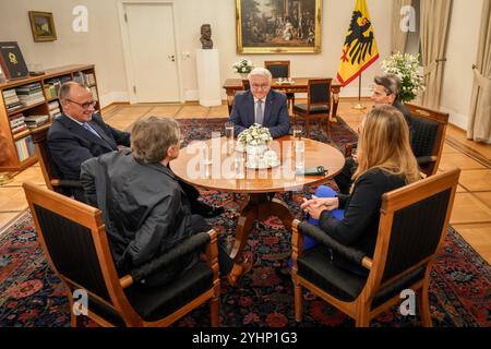 Berlino, Germania. 12 novembre 2024. Friedrich Merz (l-r, CDU), presidente federale della CDU e leader del gruppo parlamentare CDU/CSU, Britta Haßelmann, leader del gruppo parlamentare Alliance 90/The Greens, Katharina Dröge, leader del gruppo parlamentare Alliance 90/The Greens, e Rolf Mützenich, leader del gruppo parlamentare SPD, siedono insieme al presidente federale Frank-Walter Steinmeier al Palazzo Bellevue. La coalizione e la CDU/CSU hanno concordato una data per le nuove elezioni del Bundestag il 23 febbraio 2025. Crediti: Kay Nietfeld/dpa/Alamy Live News Foto Stock