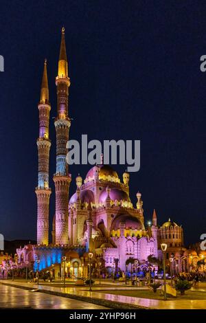 Sharm El Sheikh, Egitto - 5 maggio 2024: Moschea di al Sahaba illuminata di notte. Bellissima architettura islamica con minareti gemelli e cupole dorate, ho illuminato Foto Stock