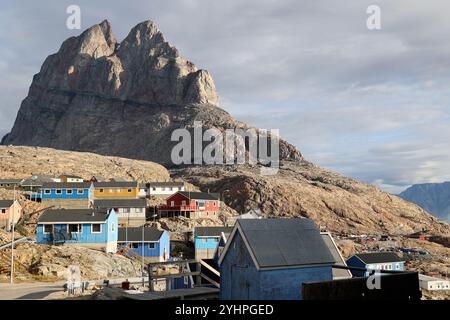 Vista sulla città groenlandese di Uummannaq con la sua roccia caratteristica Foto Stock