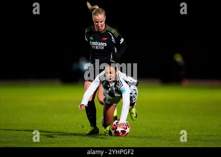 Biella, Italia. 12 novembre 2024. Estelle Cascarino femminile della Juventus combatte per il pallone con l'Arsenal Bethany Mead femminile durante la partita di calcio UEFA Women's Champions League tra Juventus Women e Arsenal Women Football Club allo Stadio Comunale Vittorio Pozzo la Marmora di biella, Italia nord-occidentale - gruppo C - 3/6 - 12 novembre 2024. Sport - calcio. (Foto di Fabio Ferrari/LaPresse) credito: LaPresse/Alamy Live News Foto Stock