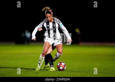 Biella, Italia. 12 novembre 2024. Estelle Cascarino femminile della Juventus combatte per il pallone con l'Arsenal Bethany Mead femminile durante la partita di calcio UEFA Women's Champions League tra Juventus Women e Arsenal Women Football Club allo Stadio Comunale Vittorio Pozzo la Marmora di biella, Italia nord-occidentale - gruppo C - 3/6 - 12 novembre 2024. Sport - calcio. (Foto di Fabio Ferrari/LaPresse) credito: LaPresse/Alamy Live News Foto Stock