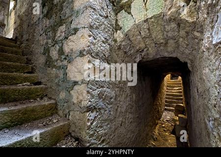 Tagliata delle Fontanelle: Scalinate e galleria sotterranea della fortezza ottocentesca. Fastro Bassanese, Valbrenta, Veneto, Italia. Foto Stock