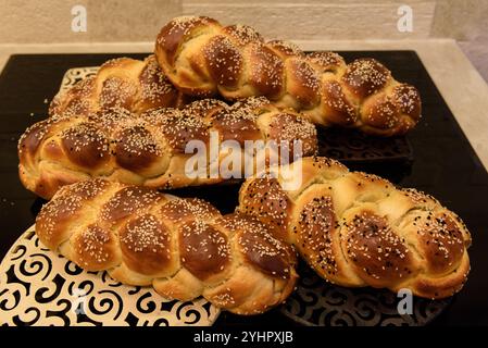 Pane all'uovo appena sfornato, intrecciato, seminato, pronto per festeggiare il sabato ebraico. Foto Stock