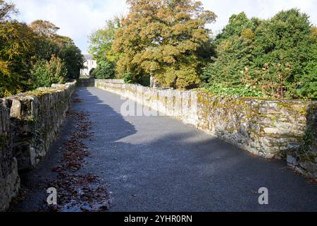 sentiero attraverso il ponte del castello che conduce al castello di buncrana buncrana, contea di donegal, repubblica d'irlanda Foto Stock