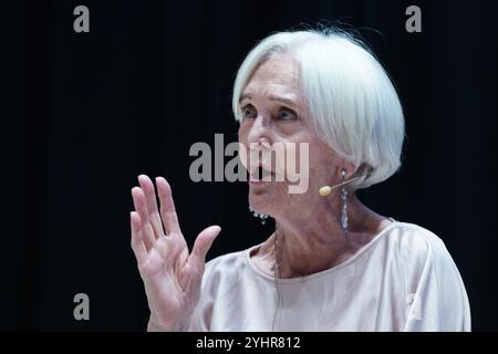 Dame Sheila Hancock, vicepresidente del St Christopher's Hospice, parla ad un evento di raccolta fondi in aiuto dell'ospizio del Dulwich College, Londra. Data foto: Martedì 12 novembre 2024. Foto Stock