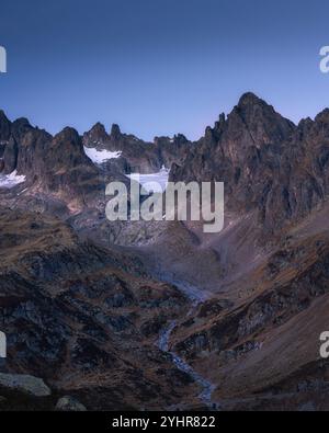 Crepuscolo nelle Alpi svizzere: Aspre cime e valli glaciali Foto Stock