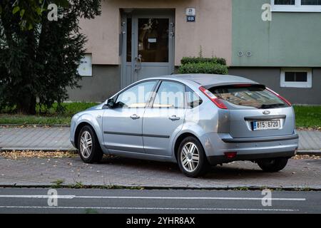 OSTRAVA, CECHIA - 29 SETTEMBRE 2023: Berlina blu Ford Focus II parcheggiata in strada Foto Stock