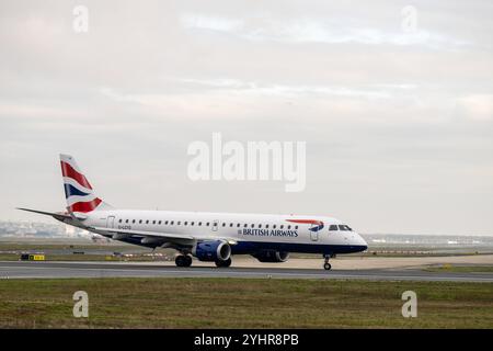 British Airways Flugzeug rollt zur Startbahn , Deutschland, Assia, Francoforte sul meno, 12.11.2024, Ein Embraer E190 der British Airways auf dem Rollfeld bei bewölktem Himmel, bereit zum Start oder nach der Landung. Kennung G-LCYO *** gli aeromobili della British Airways rullano alla pista , Germania, Assia, Francoforte sul meno, 12 11 2024, un Embraer E190 della British Airways sull'asfalto sotto cieli nuvolosi, pronto per il decollo o dopo l'atterraggio identificazione G LCYO Foto Stock