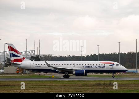 British Airways Flugzeug rollt zur Startbahn , Deutschland, Assia, Francoforte sul meno, 12.11.2024, Ein Embraer E190 der British Airways auf dem Rollfeld bei bewölktem Himmel, bereit zum Start oder nach der Landung. Kennung G-LCYO *** gli aeromobili della British Airways rullano alla pista , Germania, Assia, Francoforte sul meno, 12 11 2024, un Embraer E190 della British Airways sull'asfalto sotto cieli nuvolosi, pronto per il decollo o dopo l'atterraggio identificazione G LCYO Foto Stock