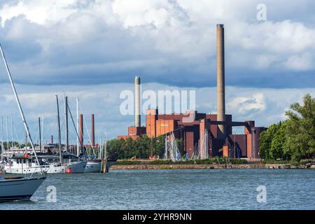 L'ex centrale elettrica a carbone Hanasaari di Helen Ltd. Si trasforma in una più grande centrale elettrica con batteria termica in Europa il 6 luglio 2024 a Kuala Lumpur Foto Stock