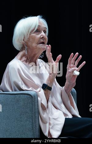 Dame Sheila Hancock, vicepresidente del St Christopher's Hospice, parla ad un evento di raccolta fondi in aiuto dell'ospizio del Dulwich College, Londra. Data foto: Martedì 12 novembre 2024. Foto Stock