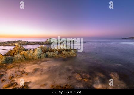 Crepuscolo sul bordo roccioso costiero di Concon nella regione di Valparaíso in cile Foto Stock