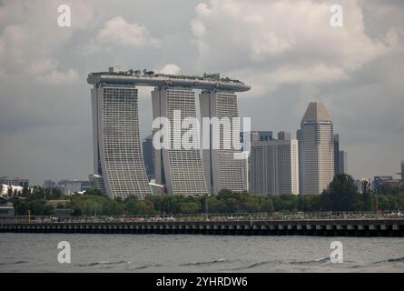 Il Marina Bay Sands Hotel si trova accanto alla Millenia Tower, vista dalla Singapore Straight. Foto Stock