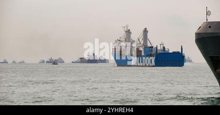 La Rolldock Star, con carico pesante, è ancorata al largo di Singapore, lungo Singapore, accanto ad altre navi nella trafficata corsia di navigazione. Foto Stock