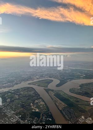 Ora del tramonto, vista aerea della città prima di atterrare a ho chi Minh , Vietnam Foto Stock