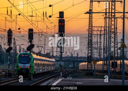 Regional-Express, RE49 Wupper-Lippe-Express, lasciando la stazione principale di Essen, crepuscolo, NRW, Germania, Foto Stock