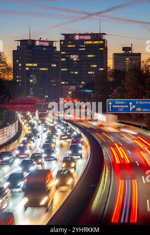 Traffico serale, in parte con ingorghi, traffico lento sull'autostrada A40, skyline di Essen, sede centrale del gruppo Evonik, Essen, NRW, Germania Foto Stock