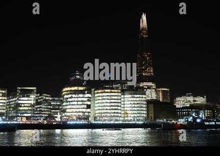 Il grattacielo Shard con la HMS Belfast ormeggiava sul Tamigi in primo piano di notte Foto Stock