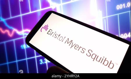 Konskie, Polonia - 12 novembre 2024: Logo aziendale Bristol-Myers Squibb visualizzato sul telefono cellulare Foto Stock