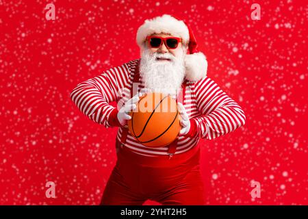 Ritratto del suo bel bel bel bel allegro allegria sperimentato Grasso sovrappeso Babbo Natale giocando a basket isolato su brillante vivido Foto Stock