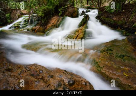 Cascata termale SOA a Mangeruda, Flores, Indonesia con acqua termale che scorre sulle rocce Foto Stock