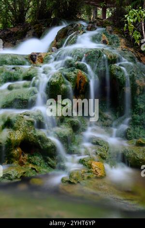 Cascata termale SOA a Mangeruda, Flores, Indonesia con acqua termale che scorre sulle rocce Foto Stock