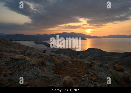 Tramonto sull'isola di Gili Lawa Darat nel Parco Nazionale di Komodo Foto Stock