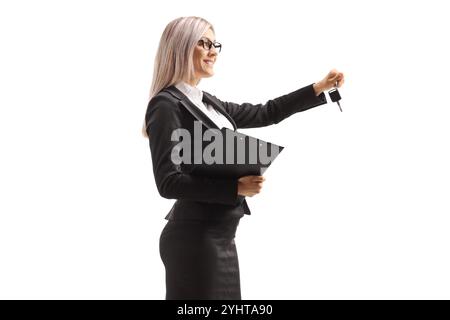 Donna professionista che tiene in mano le chiavi dell'auto e un appunti con un documento isolato su sfondo bianco Foto Stock