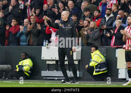 Sheffield, Regno Unito. 10 novembre 2024. Sheffield United Assistant Manager Alan Knill gesti durante la partita tra Sheffield United FC e Sheffield Wednesday FC Sky bet EFL Championship a Bramall Lane, Sheffield, Inghilterra, Regno Unito il 10 novembre 2024 Credit: Every Second Media/Alamy Live News Foto Stock