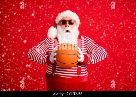 Ritratto del suo bel bel bel bel bel bel bello stupito grasso Overweight Santa nonno che gioca a basket gettando palla partita isolato sopra Foto Stock