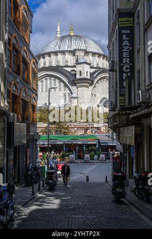 22/10/2024. Distretto di Fatih, Istanbul, Turchia. La Moschea Nuruosmaniye o Nuruosmaniye Camii. Progettata da un architetto greco non musulmano di nome Simeon Kalfa [tr], la moschea Nuruosmaniye è stato il primo edificio ottomano monumentale a esemplificare il nuovo stile barocco ottomano, che ha introdotto elementi barocchi e neoclassici dall'Europa.[2][3][4][5] l'ornamentazione della moschea e il suo cortile curvo mostrano le sue influenze barocche ne hanno influenzato. La cupola della moschea è una delle più grandi di Istanbul. La moschea fa parte di un più grande complesso religioso, o külliye, che funge da centro di cultura, religione ed educazione Foto Stock