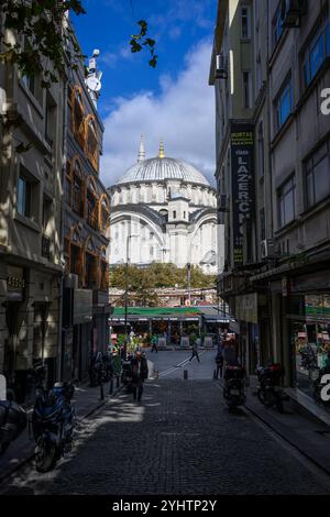 22/10/2024. Distretto di Fatih, Istanbul, Turchia. La Moschea Nuruosmaniye o Nuruosmaniye Camii. Progettata da un architetto greco non musulmano di nome Simeon Kalfa [tr], la moschea Nuruosmaniye è stato il primo edificio ottomano monumentale a esemplificare il nuovo stile barocco ottomano, che ha introdotto elementi barocchi e neoclassici dall'Europa.[2][3][4][5] l'ornamentazione della moschea e il suo cortile curvo mostrano le sue influenze barocche ne hanno influenzato. La cupola della moschea è una delle più grandi di Istanbul. La moschea fa parte di un più grande complesso religioso, o külliye, che funge da centro di cultura, religione ed educazione Foto Stock