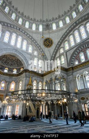 22/10/2024. Distretto di Fatih, Istanbul, Turchia. La Moschea Nuruosmaniye o Nuruosmaniye Camii. Progettata da un architetto greco non musulmano di nome Simeon Kalfa [tr], la moschea Nuruosmaniye è stato il primo edificio ottomano monumentale a esemplificare il nuovo stile barocco ottomano, che ha introdotto elementi barocchi e neoclassici dall'Europa.[2][3][4][5] l'ornamentazione della moschea e il suo cortile curvo mostrano le sue influenze barocche ne hanno influenzato. La cupola della moschea è una delle più grandi di Istanbul. La moschea fa parte di un più grande complesso religioso, o külliye, che funge da centro di cultura, religione ed educazione Foto Stock