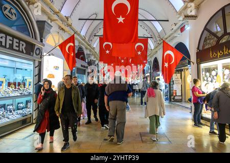 22/10/2024. Istanbul, Turchia. Il Grand Bazaar si trova all'interno della città fortificata di Istanbul, nel distretto di Fatih e nel quartiere (mahalle) con lo stesso nome (Kapalıçarşı). Si estende approssimativamente da ovest a est tra le moschee di Beyazit e di Nuruosmaniye. Il Grand Bazaar (turco: Kapalıçarşı, che significa "mercato coperto"; anche Büyük Çarşı, che significa "grande mercato"[1]) a Istanbul è uno dei mercati coperti più grandi e antichi del mondo, con 61 strade coperte e oltre 4.000 negozi[2][3] su una superficie totale di 30.700 m2,[4] attraendo tra 250.000 e 400.000 visitatori Foto Stock