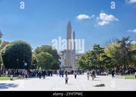 24/10/2024. Istanbul, Turchia. L'ippodromo. Destra: L'obelisco murato o obelisco in muratura (turco: Örme Dikilitaş) è un monumento romano sotto forma di obelisco nell'ex ippodromo di Costantinopoli, ora piazza Sultanahmet. A sinistra: Obelisco di Teodosio l'Obelisco è l'antico obelisco egizio del faraone Thutmose III (1479–1425 a.C.), eretto per la prima volta durante la XVIII dinastia d'Egitto. Fu eretta nuovamente nell'Ippodromo di Costantinopoli (oggi noto come a Meydanı o Sultanahmet Meydanı, nella moderna città di Istanbul, in Turchia) dall'imperatore romano Teodosio i nel IV secolo d.C. Foto Foto Stock